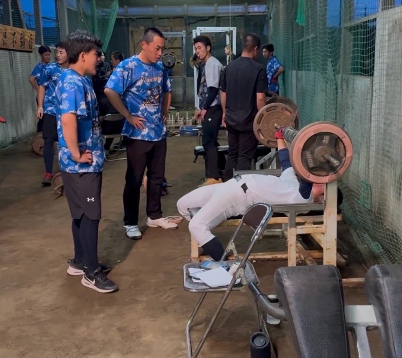高校野球部でのベンチプレス指導の様子